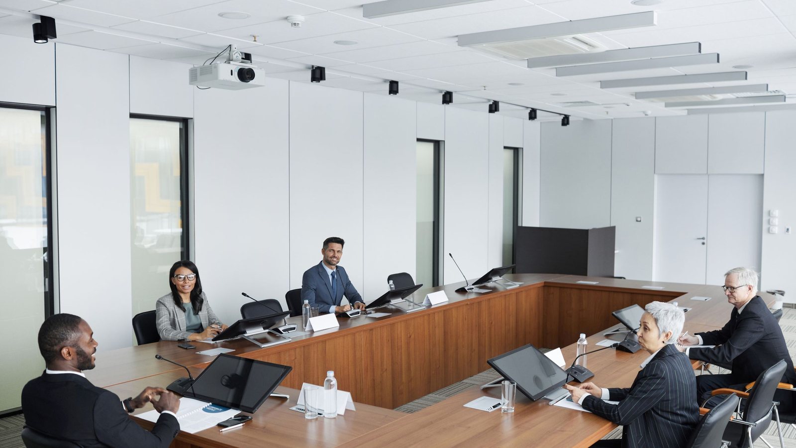 Live Translation in Meetings: Where AI Helps and Where Humans Matter