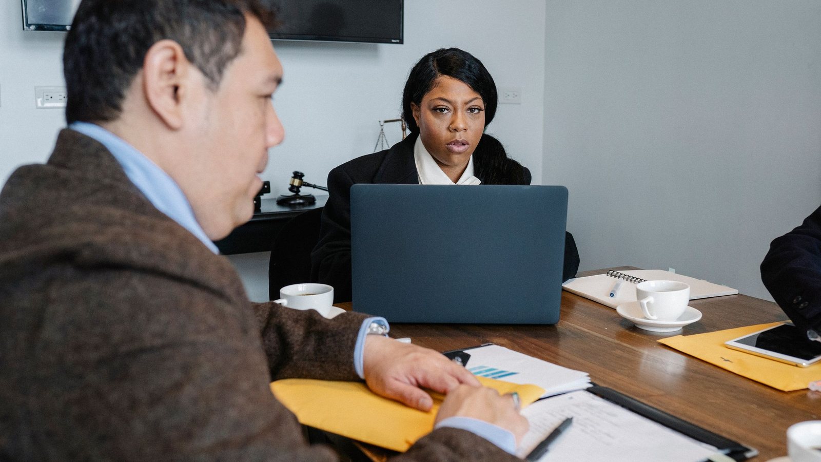 Should Banks Use AIV Office? A Guide to AI Office Assistants