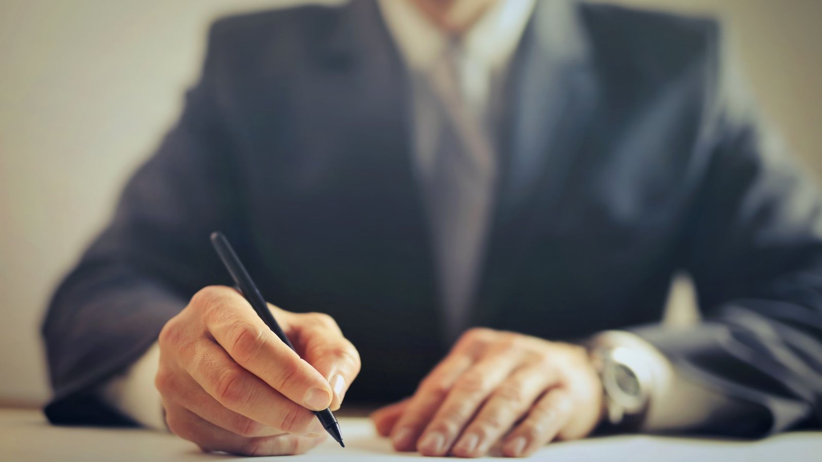 Hanna AI Assistant: Fast or Slow PDF Contract Closing?